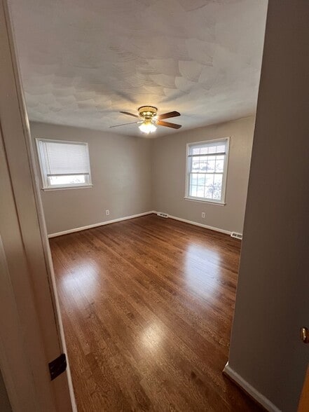 Building Photo - 5680 Meadowcrest St