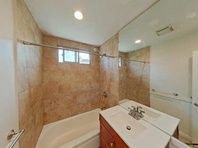 Building Photo - Charming 2BR Duplex Near SB Bowl w/ 1 car ...