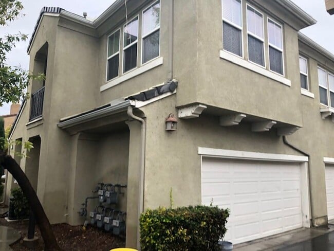 Building Photo - Comfort and convenience in this 2 bedroom 2 bathroom home