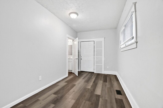 Building Photo - 727 Sutcliffe Ave