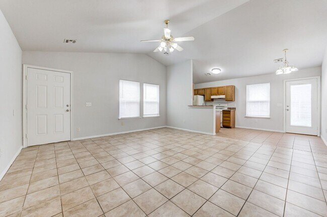 Building Photo - Cute 3BD/2BTH Duplex in Central East Norman!