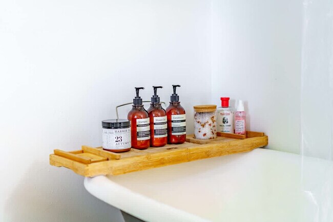 Building Photo - 254 W Poplar Ave