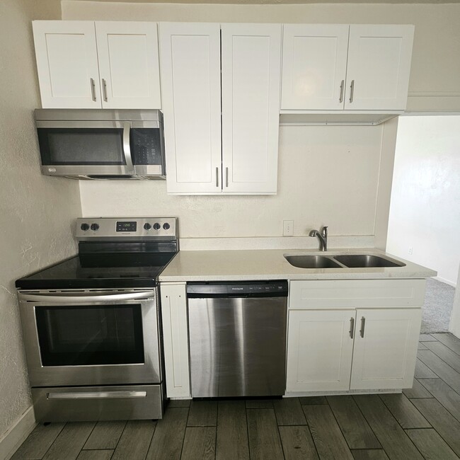 Building Photo - 526 24th St