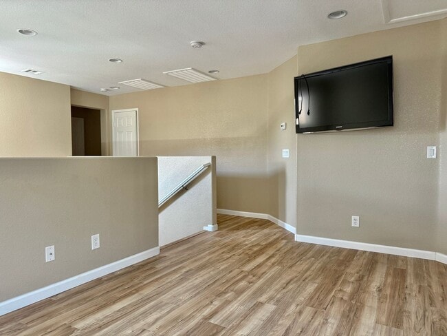 Building Photo - Spacious Living, Granite Counters, Great Location!