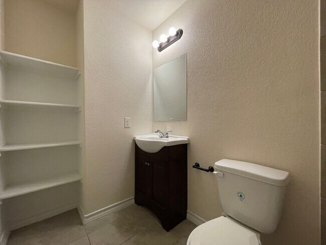 Building Photo - Town home for rent