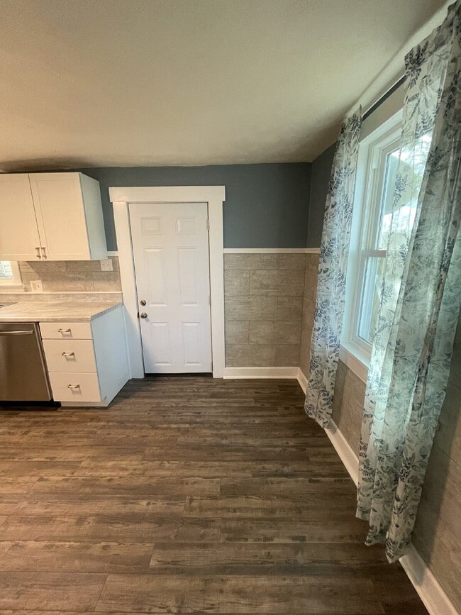 Building Photo - Spacious 3 Bedroom Apartment Near IUP – Ideal for Roommates