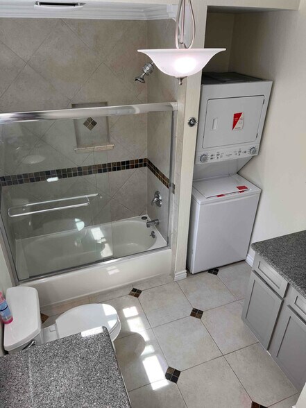 Building Photo - 139 Roslyn Dr