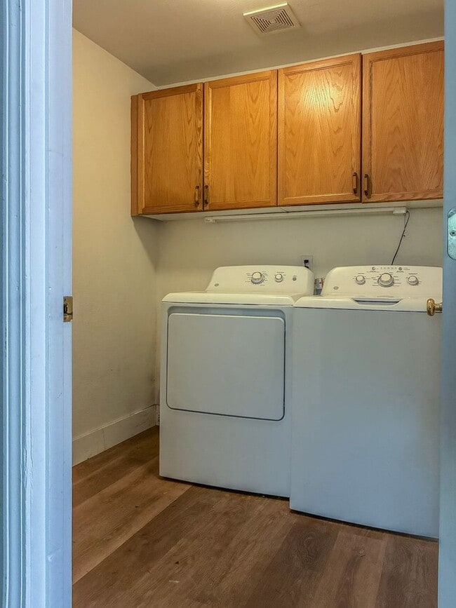 Building Photo - 3 Bedroom 2 Bath Ranch Home Available Now- February Free !