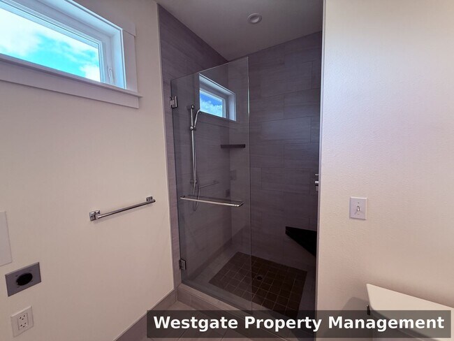 Building Photo - 220 Payran St