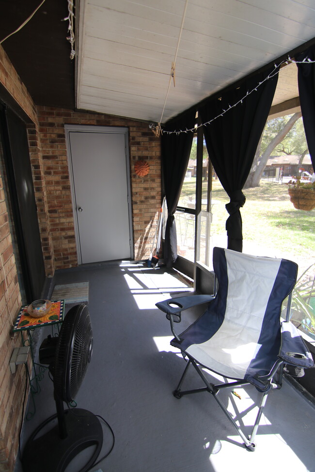 Building Photo - 1819 Foxhall Cir