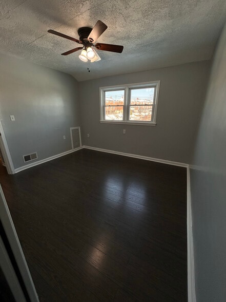 Building Photo - 821 Lannerton Rd