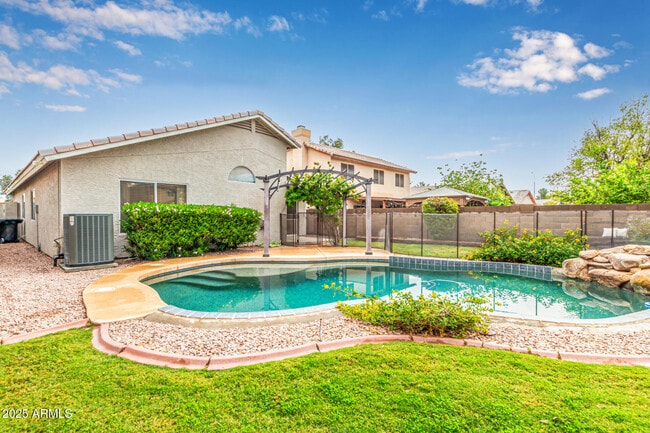 Building Photo - 1132 N Hudson Pl