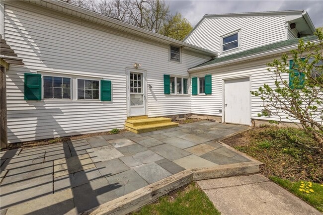 Building Photo - 1253 Fairport Rd