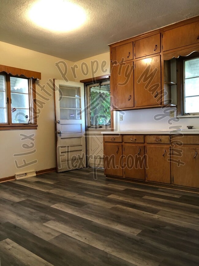 Building Photo - Cute North Toledo Home