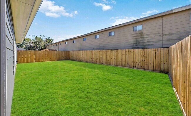 Building Photo - 4624 Mayflower St