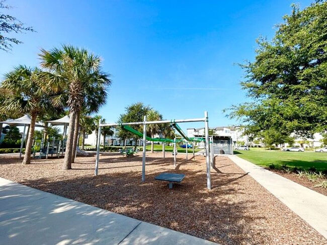 Building Photo - Stunning 2/2 Modern Townhome with a Bonus ...