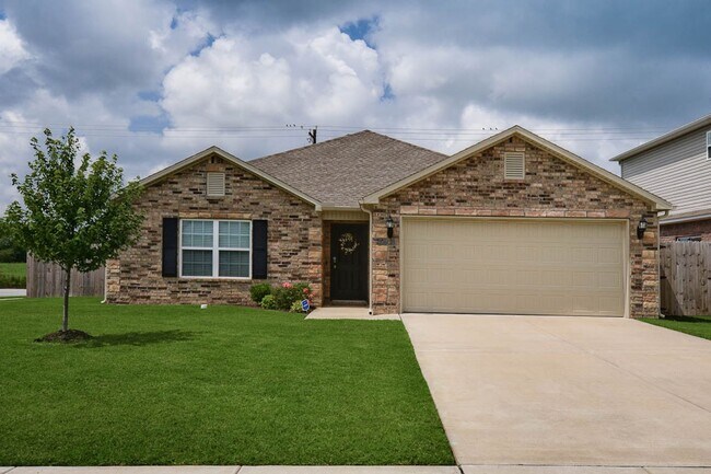 Primary Photo - Beautiful + Well-Maintained Home in Benton...