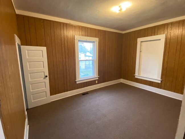 Building Photo - 2-Bed, 1-Bath Home