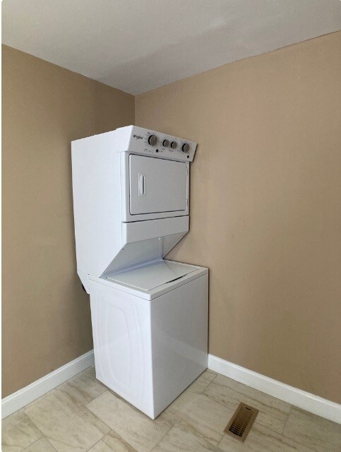 Building Photo - 1950 Clarence St