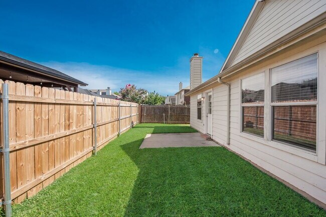 Building Photo - 8420 Silverbell Ln