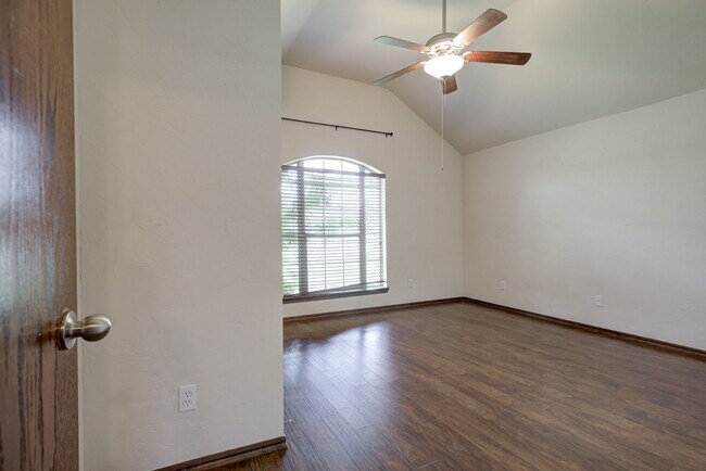 Building Photo - 509 Finch St
