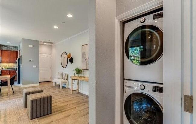 Building Photo - APARTMENT