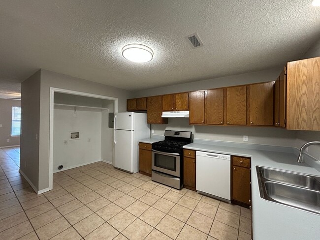 Building Photo - Minutes from Downtown Rogers – 2 Bed Apart...