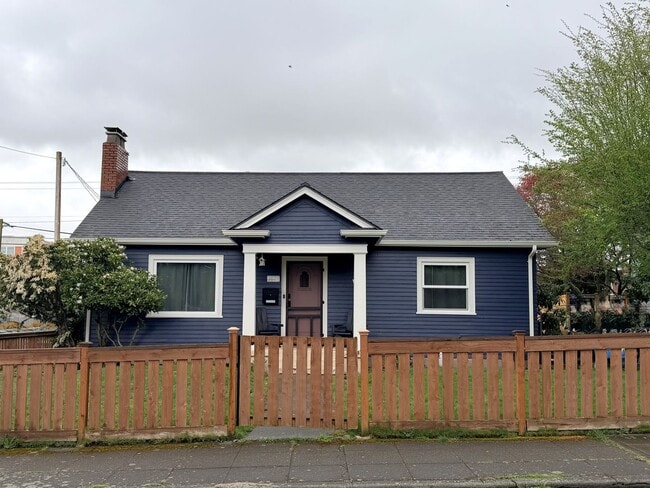 Building Photo - Charming 2 bedroom 1 bath house Available 05/01/2026