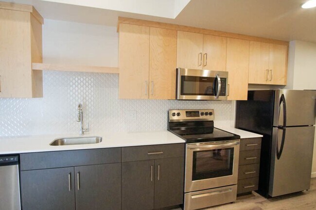 Building Photo - App Fee Special: Top Floor Modern 2 Bdr w/ W&D + AC!