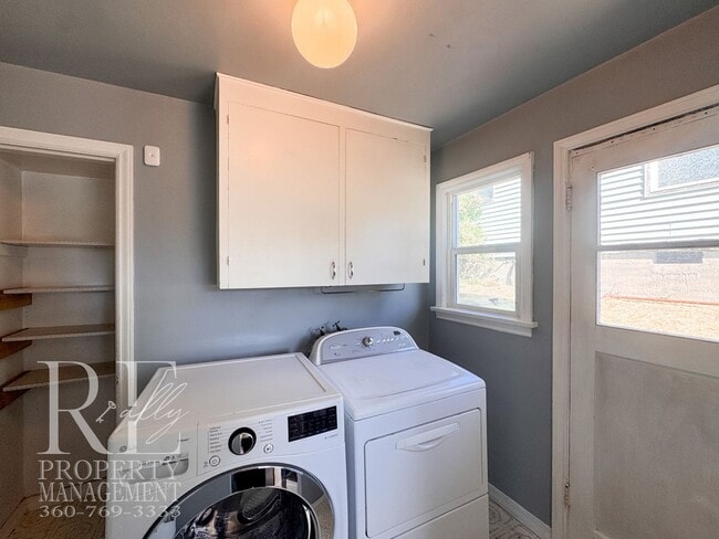 Building Photo - Timeless Charm Meets Comfort – 2-Bedroom Brick Home with Fireplace & Fenced Yard