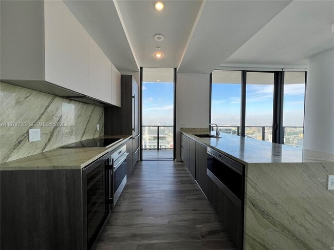 Building Photo - 801 S Miami Ave