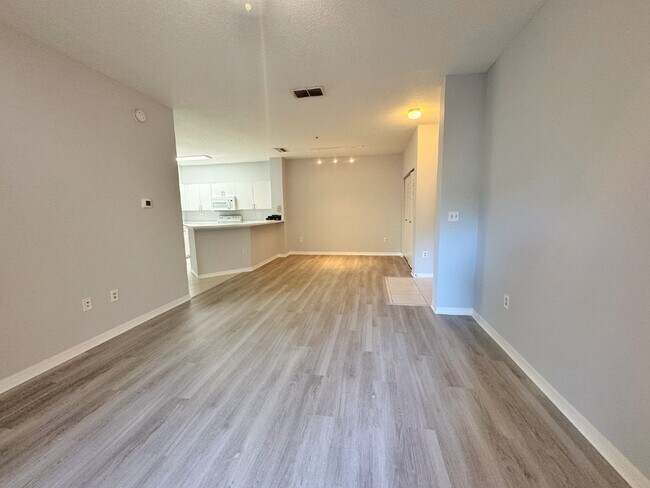 Building Photo - Updated 2BR/1BA Florida Club Condo! Available Soon!