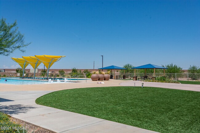 Building Photo - 9017 W Rolling Springs Dr