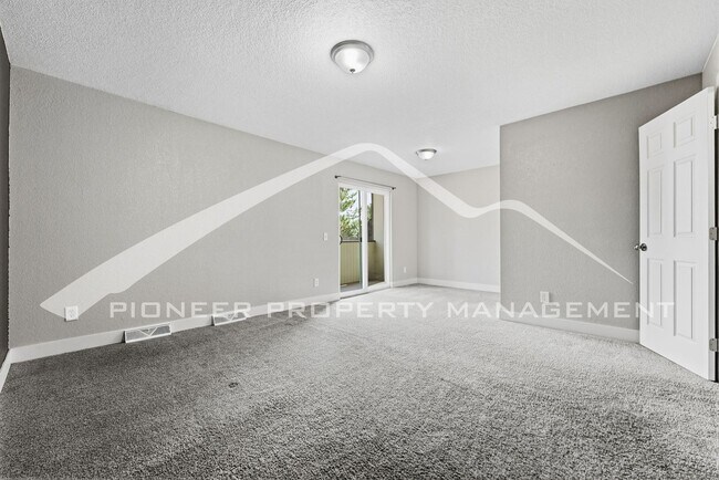Building Photo - Spacious Townhouse with Washer/Dryer and Central AC