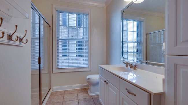 Building Photo - 407 E Hull St