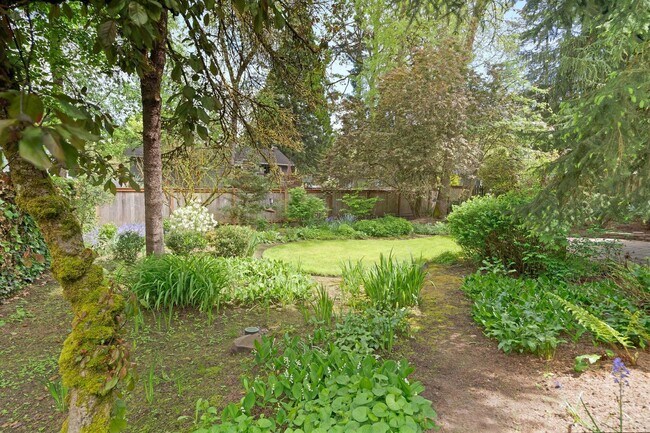 Building Photo - Spacious, well-cared for 4-bdrm/3-bath split-level—Family/laundry rooms, backyard, garage