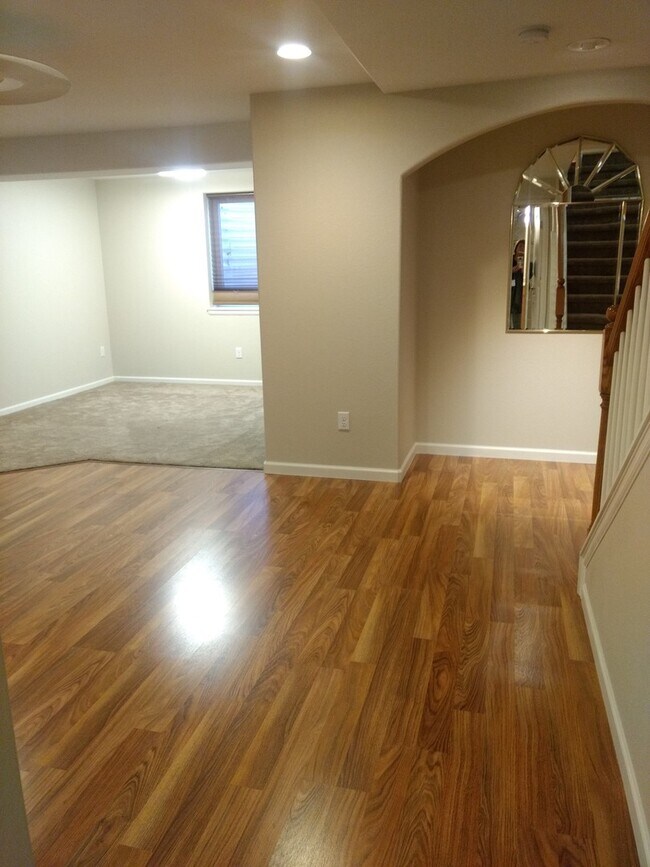 Building Photo - Magnificent and Spacious 2 bed/3 bath in G...