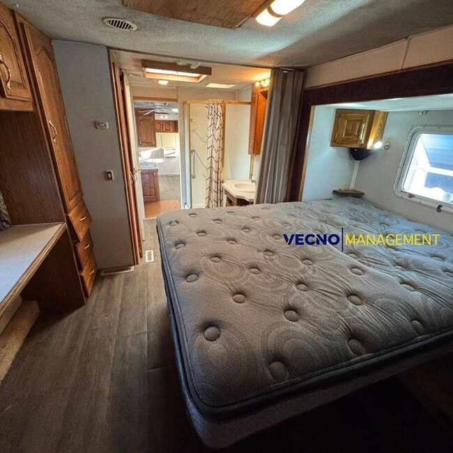 Building Photo - 642 10th St