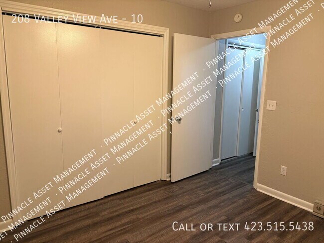 Building Photo - 208 Valley View Ave