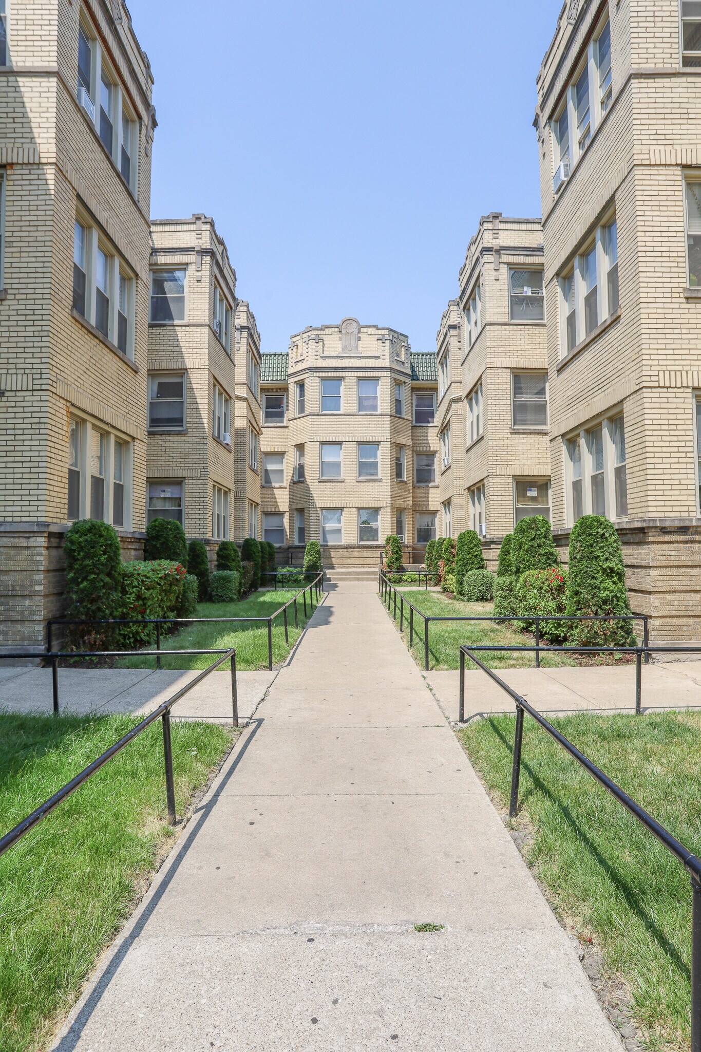 Building Photo - 4730 N Spaulding Ave