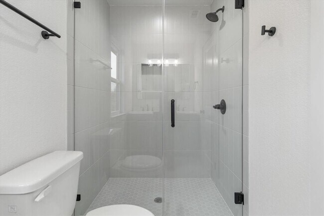 Building Photo - 114 Shady Bluff Dr