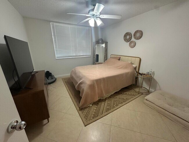 Building Photo - 160 Yacht Club Way