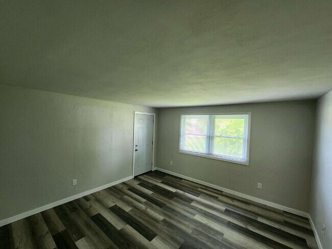 Building Photo - Updated Upper Level Apartment, Kaukauna
