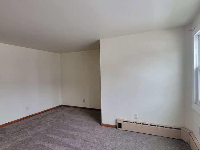 Building Photo - Cozy 1 Bedroom Lower Apartment Near Downto...