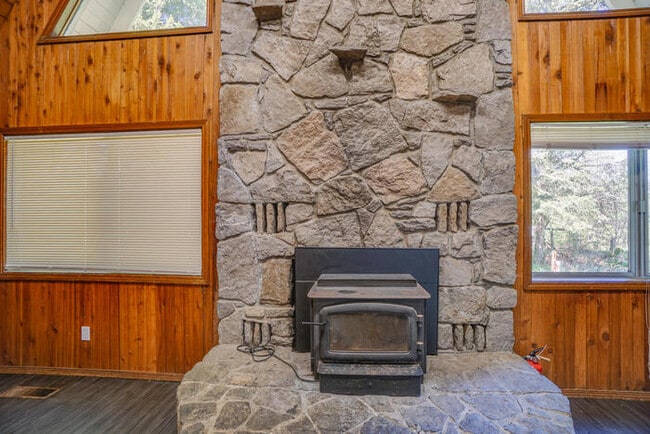 Building Photo - COUNTRY LIVING IN WASHOUGAL