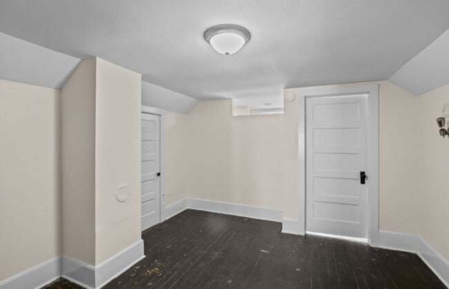 Building Photo - Vintage Charm, 4 BR, Spacious, Close To Ev...