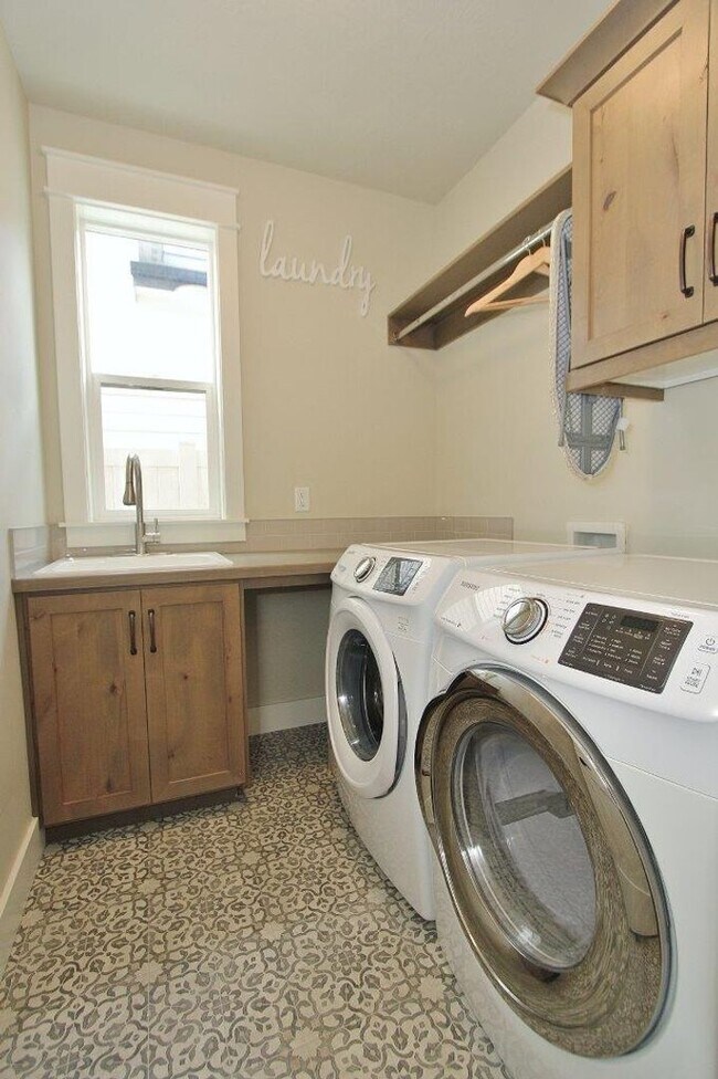 Building Photo - Lovely 4 bed 2 1/2 bath Home in Meridian, Available first week of July