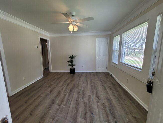 Entryway - 3237 Gifford St