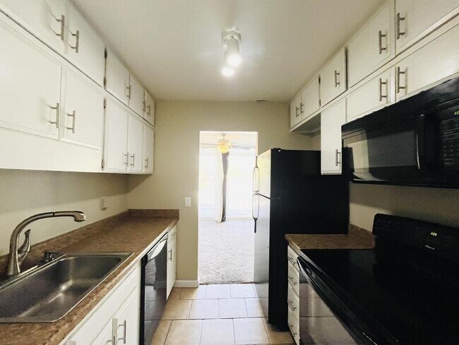 Building Photo - 710 E 200 S