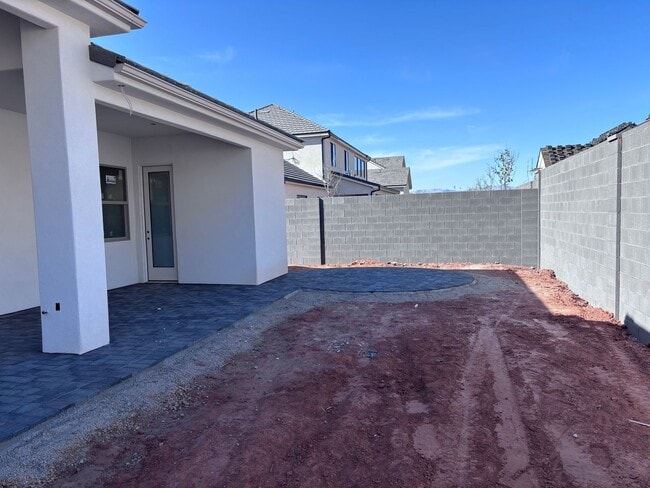 Building Photo - Beautiful single story with 4 bedrooms next to Crimson High School